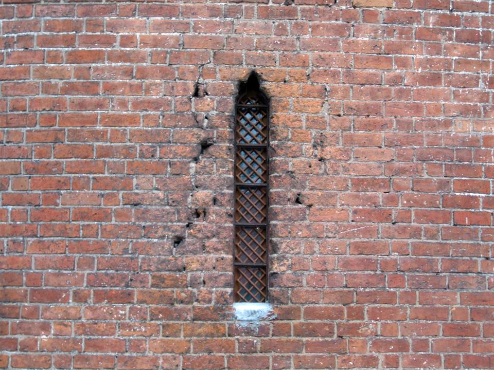 кладка Каменецкой башни - фрагмент с окном